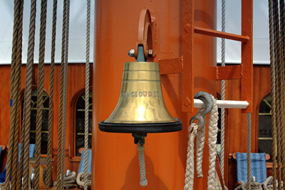 Die Schiffsglocke, seit dem 16.Jahrhundert unentbehrlicher Bestandteil jeden Schiffes, wurde auch f�r die Sea Cloud II individuell aus Messing gegossen. Der Handkl�ppel ist aus Leinen geflochten.