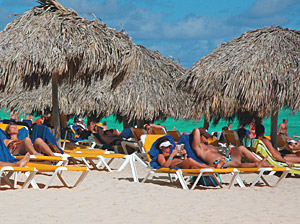Sittsam Sonne tanken: Selbst am Strand ist �oben ohne� verboten  