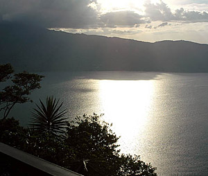 Lago Coatepeque, vulkanischer Kratersee � N.Bruhn/CariLat