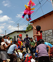 Nahuizalco, Ruta de las Flores, Pinata-Spiel auf der Stra�e (mit Bonbons gef�llte Puppe) - Brauch zum Kindergeburtstag � N.Bruhn/CariLat