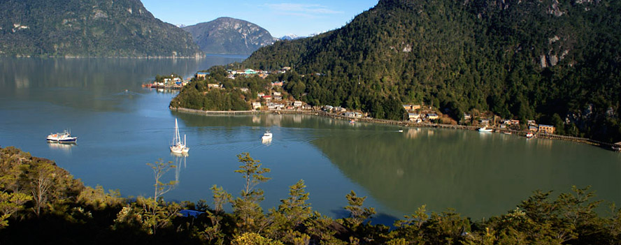 Caleta Tortel, die Stadt der Stege, mit ihren siebeneinhalb Kilometern an Plattformen, Br�cken und aus Zypressenholz gefertigten Treppen. Sie verbinden die verschiedenen Pl�tze des Ortes. F�r seine alte Bauweise und seinen traditionellen Lebensstil erhielt er die Auszeichnung Zona t�pica. � Encargada Unidad Turismo - www.visitetortel.cl